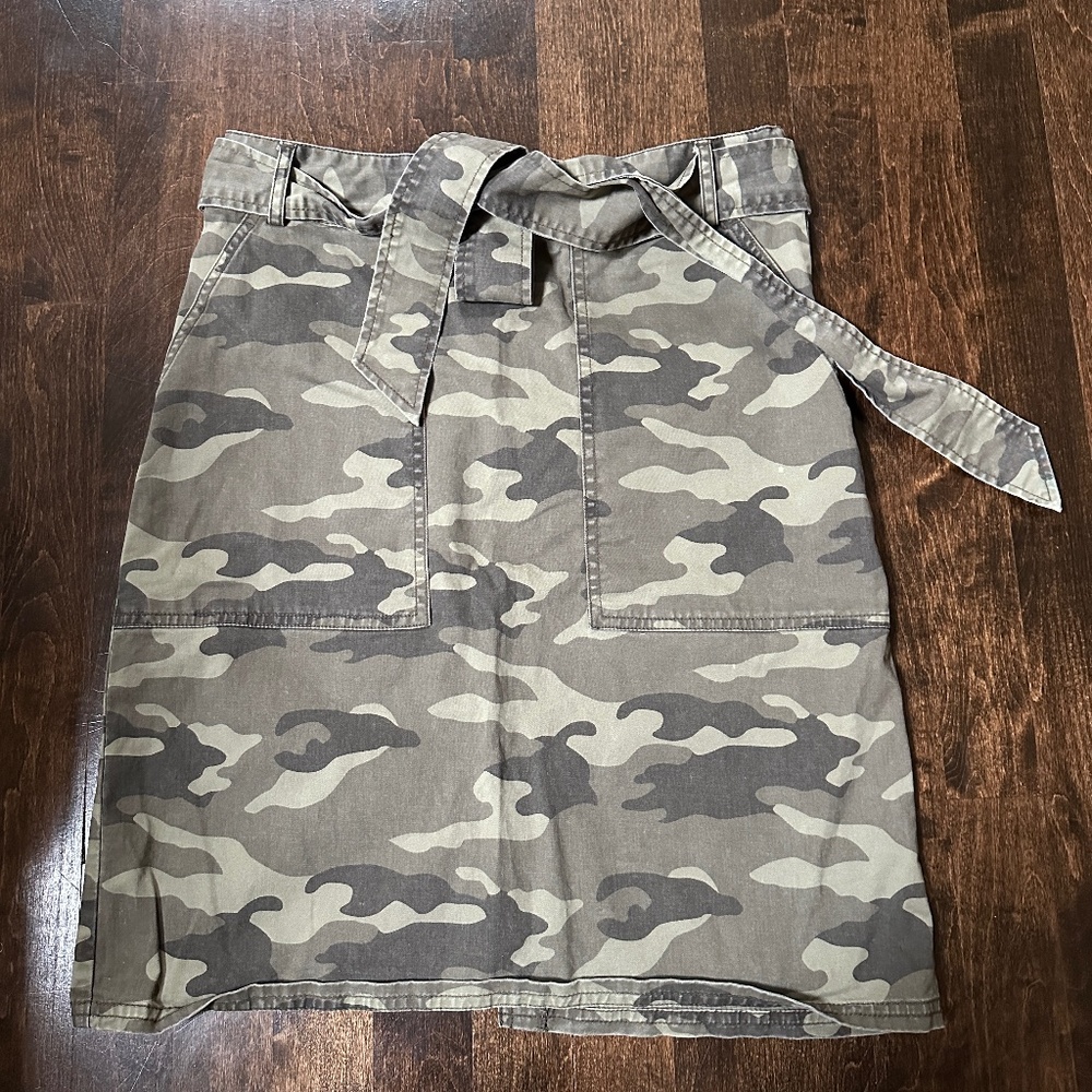 Banana Republic Green Camo Canvas Midi Skirt with Tie Belt, size 4